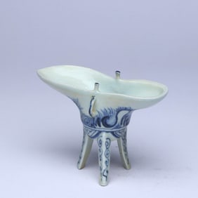 A BLUE AND WHITE 'WAVE' TRIPOD JUE CUP