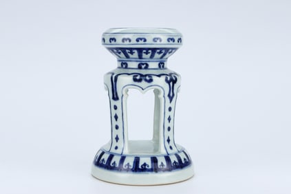 A BLUE AND WHITE 'LOTUS PETAL' STAND