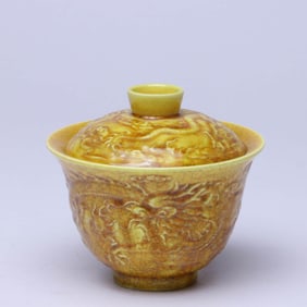 A YELLOW-GLAZED 'CLOUD AND DRAGON' COVERED BOWL