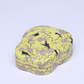 A YELLOW-GROUND FAMILLE ROSE 'MAGPIE ON PLUM BRANCH' COVERED BOX