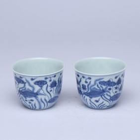 A PAIR OF BLUE AND WHITE 'FISH AND WATER WEEDS' CUPS