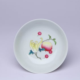 A FAMILLE ROSE 'INTERLOCKING FLOWERS AND FRUIT' BOWL
