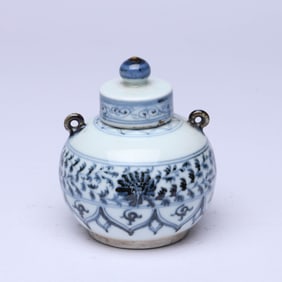 A BLUE AND WHITE 'INTERLOCKING FLOWERS'  COVERED JAR
