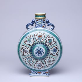 A DOUCAI 'EIGHT BUDDHIST EMBLEMS' MOONFLASK