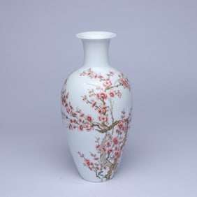 A FAMILLE ROSE 'FLORAL SPRAY' VASE
