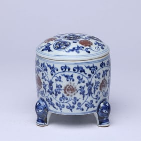 A BLUE AND WHITE AND COPPER-RED 'INTERLOCKING FLOWERS' TRIPOD CENSER