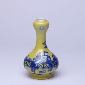 A YELLOW-GROUND BLUE AND WHITE 'FIGURES AND STORY' GARLIC-HEAD VASE