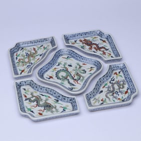 A BLUE AND WHITE AND WUCAI 'CLOUD AND DRAGON' SET OF DISHES