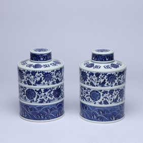 A PAIR OF BLUE AND WHITE 'INTERLOCKING FLOWERS' BAMBOO-SEGMENT COVERED JARS