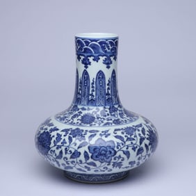 A BLUE AND WHITE 'INTERLOCKING FLOWERS AND BANANA LEAF' WATER-CHESTNUT VASE