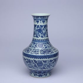 A BLUE AND WHITE 'INTERLOCKING LOTUS' VASE