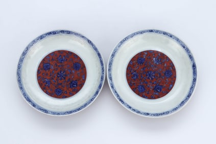 A PAIR OF BLUE AND WHITE AND IRON-RED 'INTERLOCKING FLOWERS' DISHES