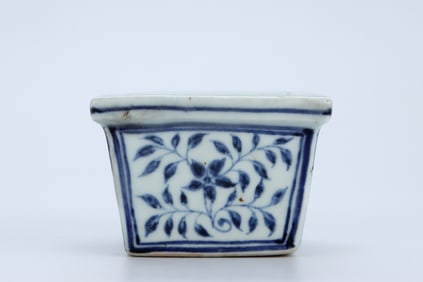 A BLUE AND WHITE 'FLOWERS' SQUARE BRUSH WASHER