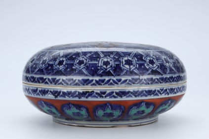 A BLUE AND WHITE AND IRON-RED 'FLOWERS' COVERED BOX