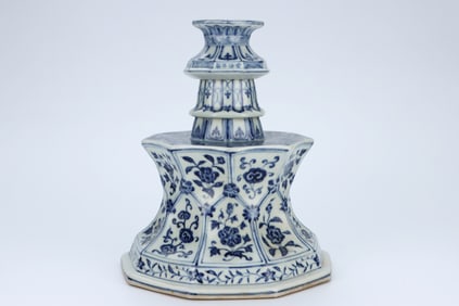 A BLUE AND WHITE 'INTERLOCKING FLOWERS' CANDLESTICK
