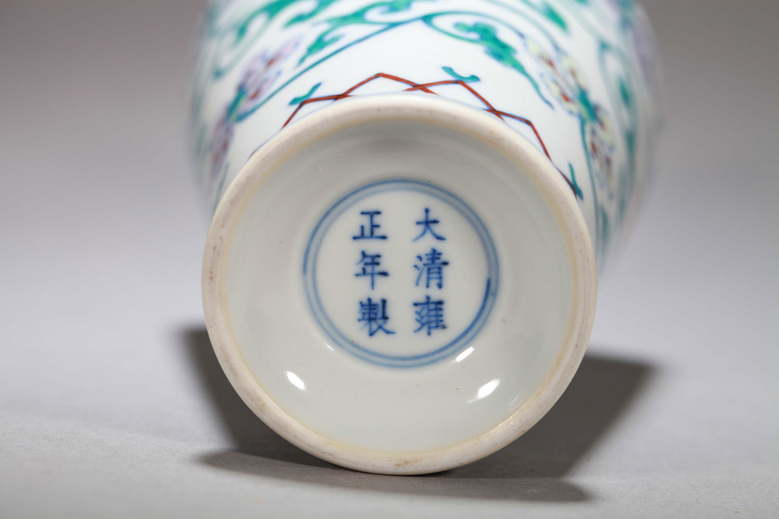 A DOUCAI 'INTERLOCKING FLOWERS' VASE - 2