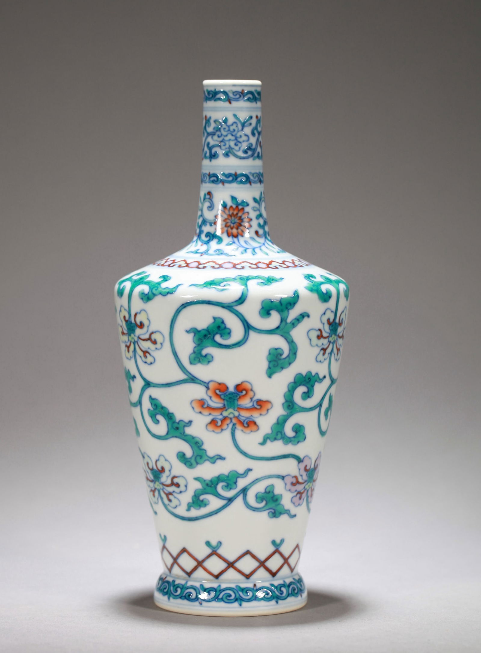 A DOUCAI 'INTERLOCKING FLOWERS' VASE - 4