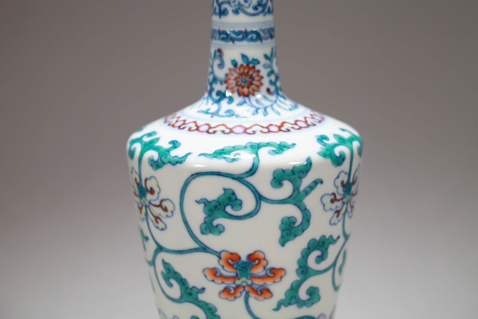 A DOUCAI 'INTERLOCKING FLOWERS' VASE - 6