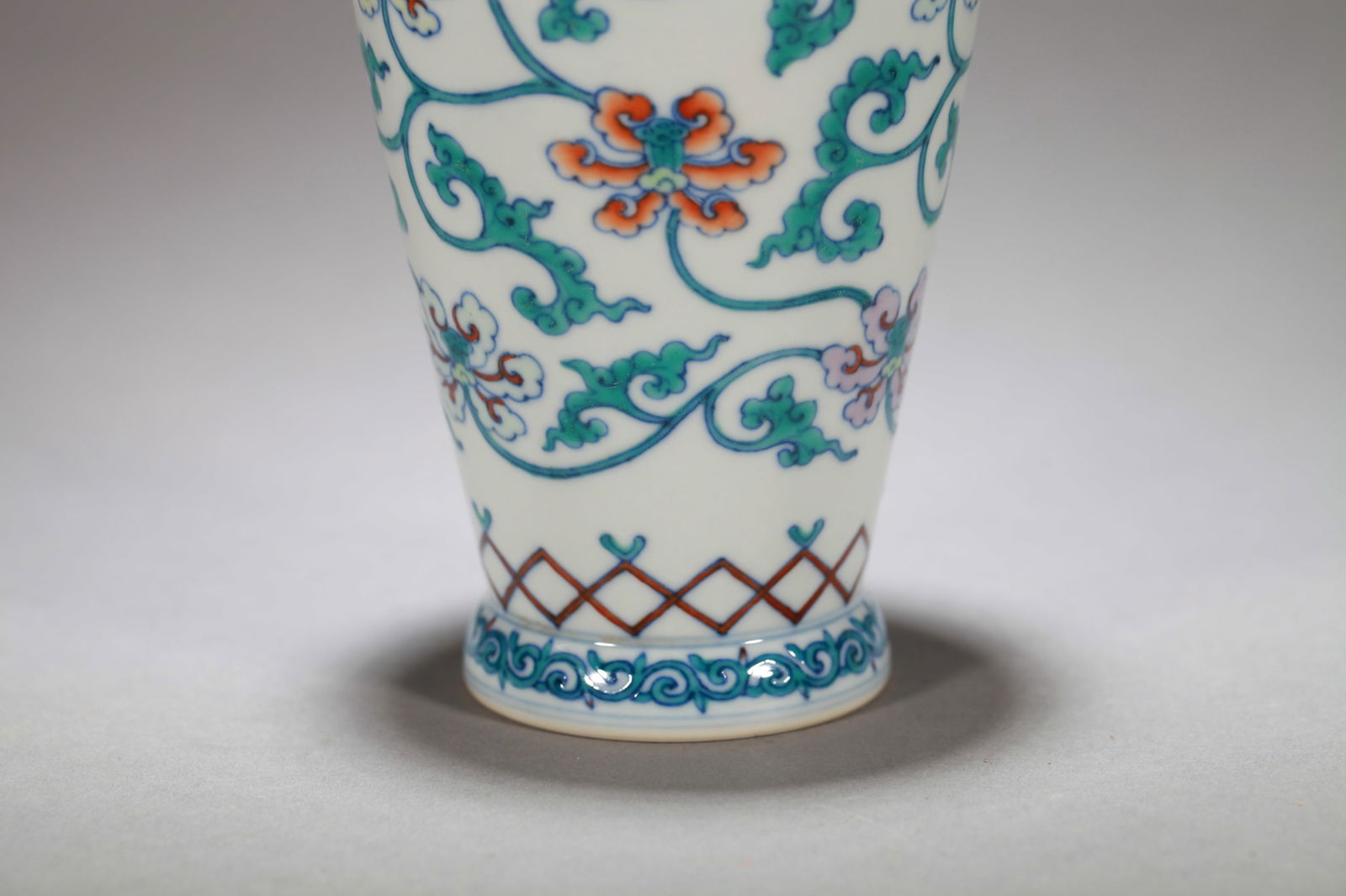 A DOUCAI 'INTERLOCKING FLOWERS' VASE - 7