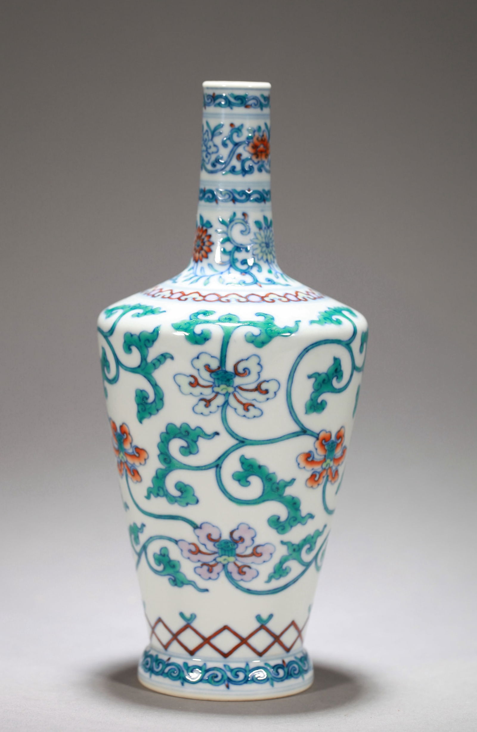 A DOUCAI 'INTERLOCKING FLOWERS' VASE - 8