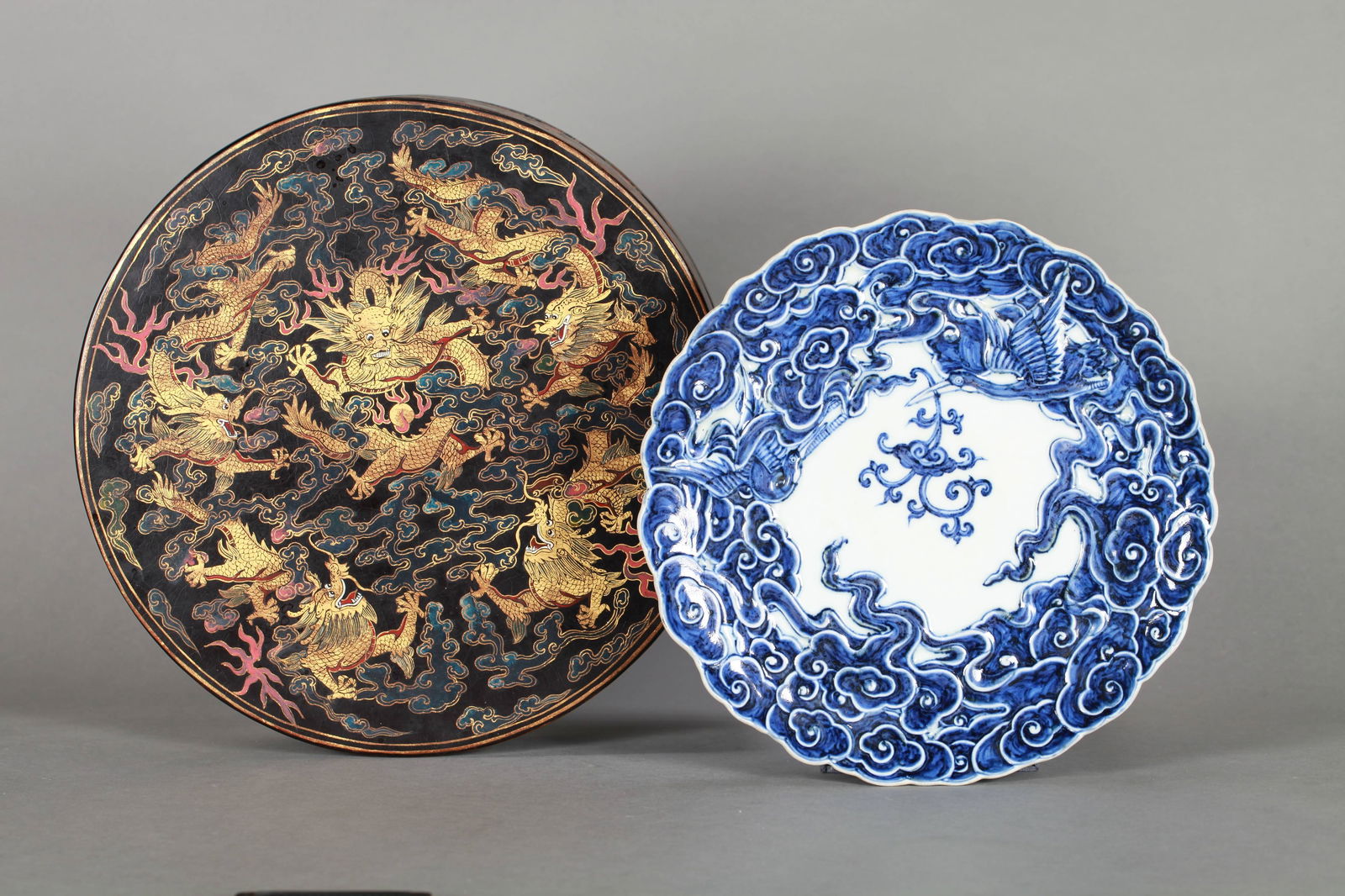 A BLUE AND WHITE 'PHOENIX' LOBED DISH (1 of 12)