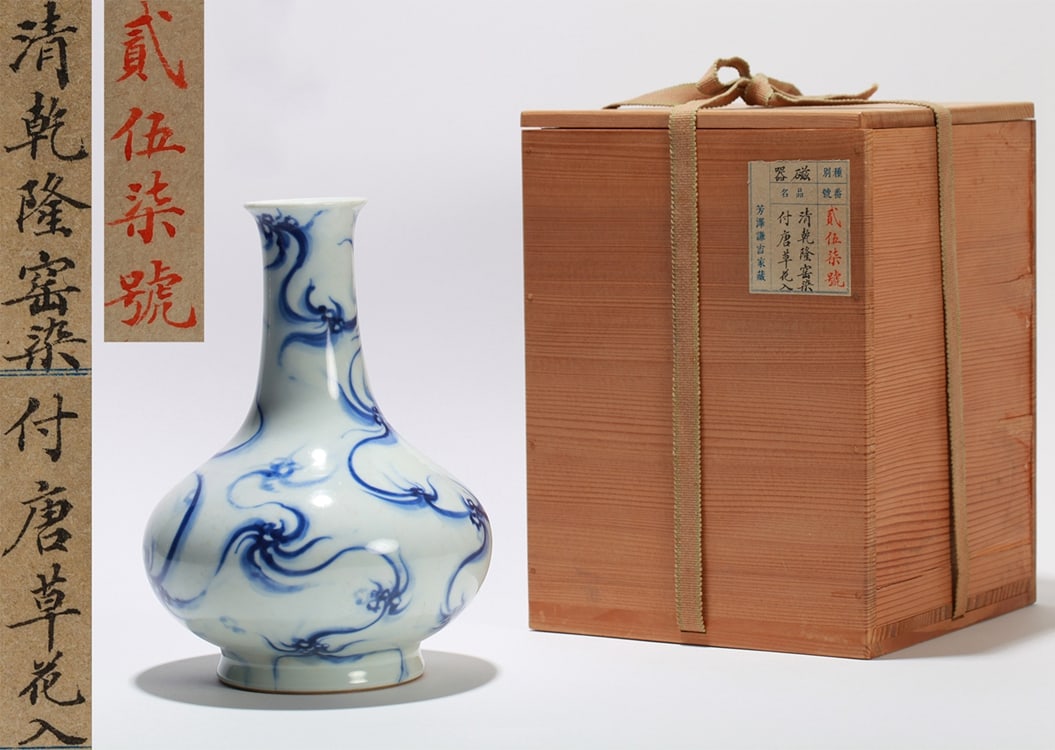 A BLUE AND WHITE 'FLOWERS' WATER-CHESTNUT VASE (1 of 12)