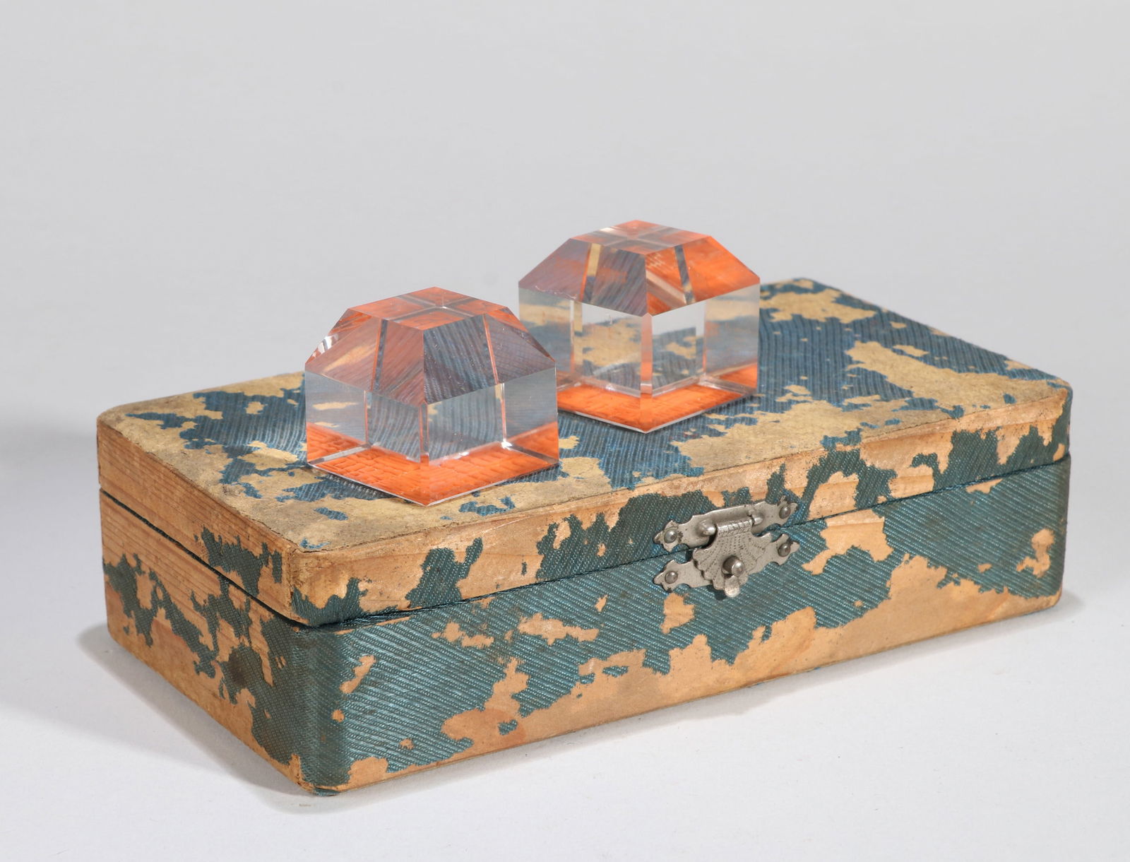 A PAIR OF CRYSTAL PERSONAL SEALS: A PAIR OF CRYSTAL PERSONAL SEALS Dimensions: Length: 3 cm (1.18 in.), Width: 3 cm (1.18 in.), Height: 3 cm (1.18 in.). All measurements are approximate.