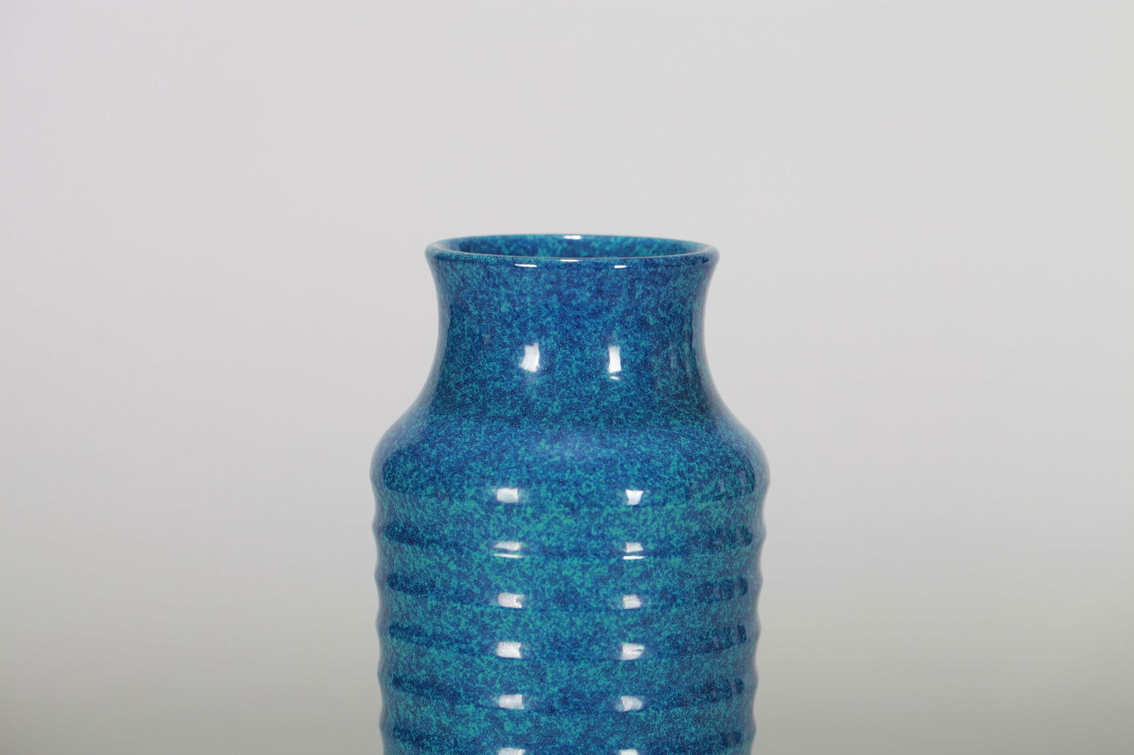 A ROBIN'S EGG GLAZED 'STRING PATTERN' VASE - 3