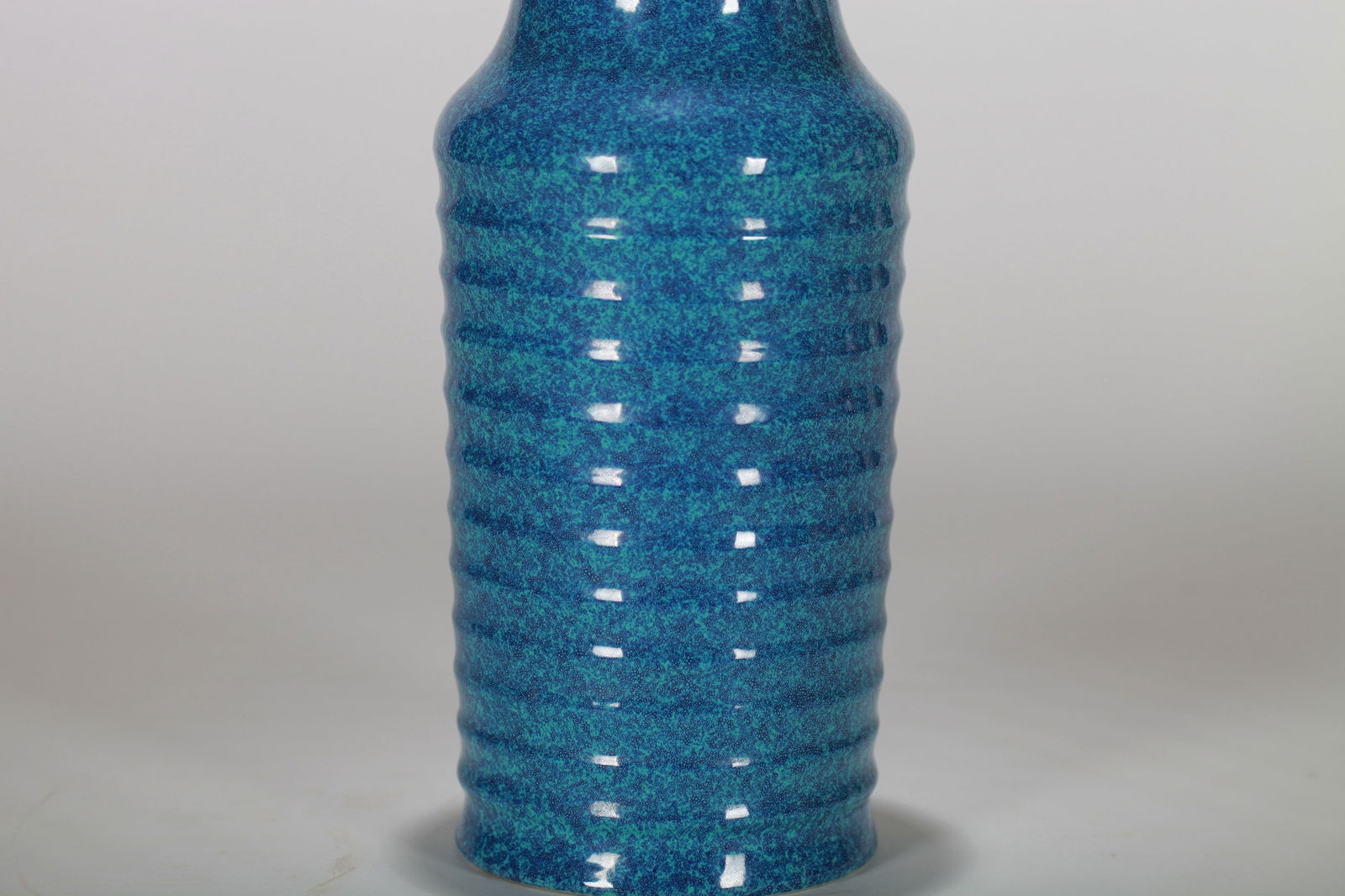 A ROBIN'S EGG GLAZED 'STRING PATTERN' VASE - 4