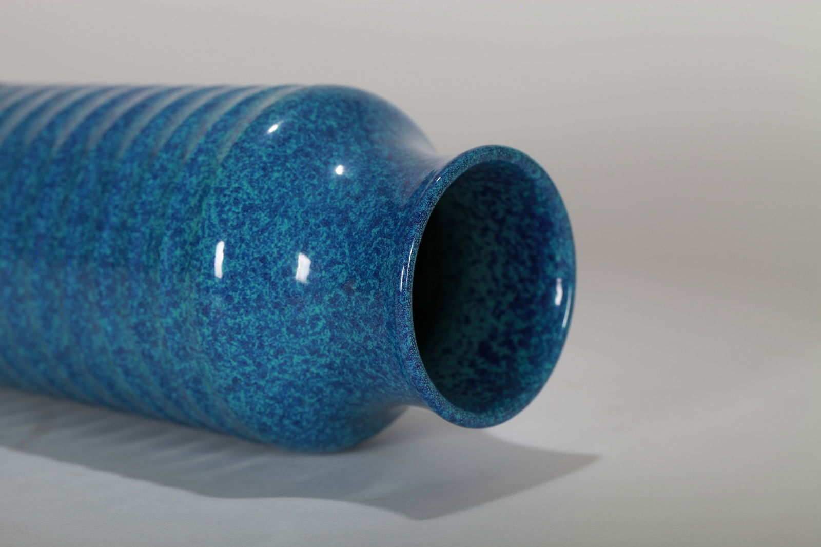 A ROBIN'S EGG GLAZED 'STRING PATTERN' VASE - 6