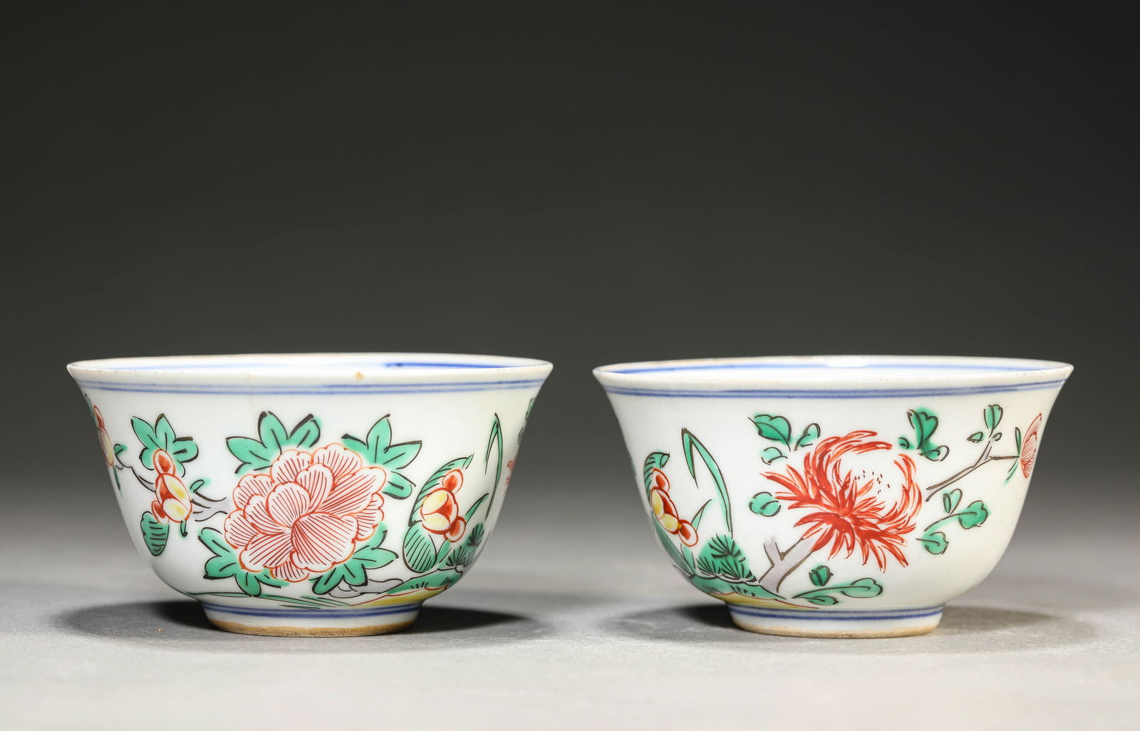 A PAIR OF CONTEMPORARY WUCAI BOWLS: A PAIR OF CONTEMPORARY WUCAI BOWLS Height: 5 cm (1.97 in.). All measurements are approximate.