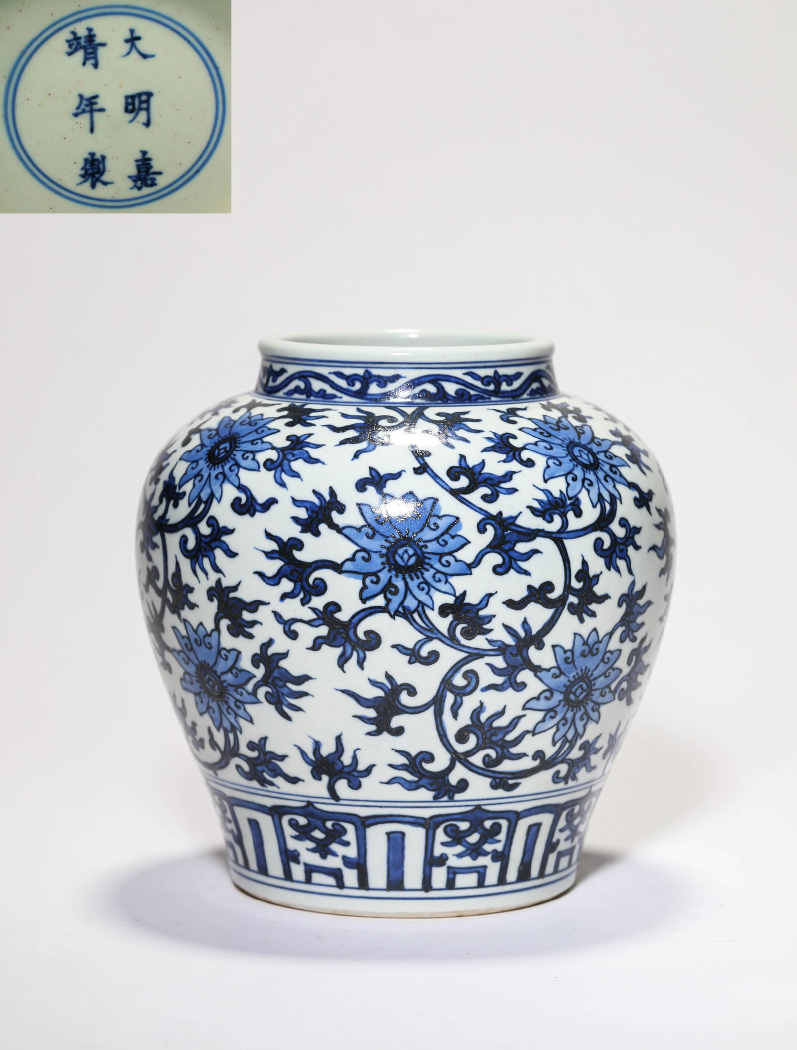 A BLUE AND WHITE 'INTERLOCKING FLOWERS' JAR (1 of 6)