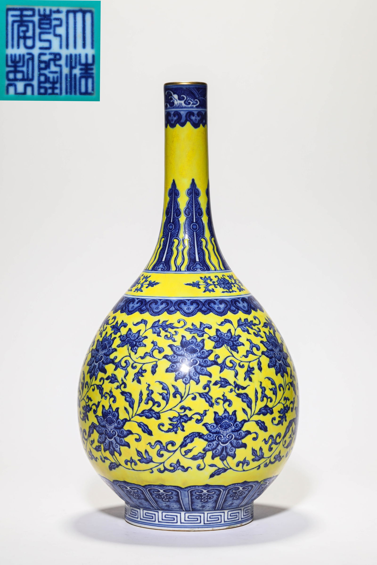 A YELLOW-GROUND BLUE AND WHITE 'INTERLOCKING FLOWERS' LONG-NECK VASE: A YELLOW-GROUND BLUE AND WHITE 'INTERLOCKING FLOWERS' LONG-NECK VASE Height: 42 cm (16.54 in.). All measurements are approximate.