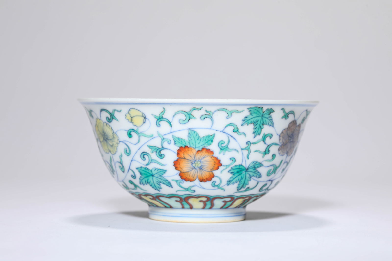 A DOUCAI 'INTERLOCKING LOTUS' BOWL: A DOUCAI 'INTERLOCKING LOTUS' BOWL Dimensions: Width: 12 cm (4.72 in.) x Height: 5.3 cm (2.09 in.). All measurements are approximate.