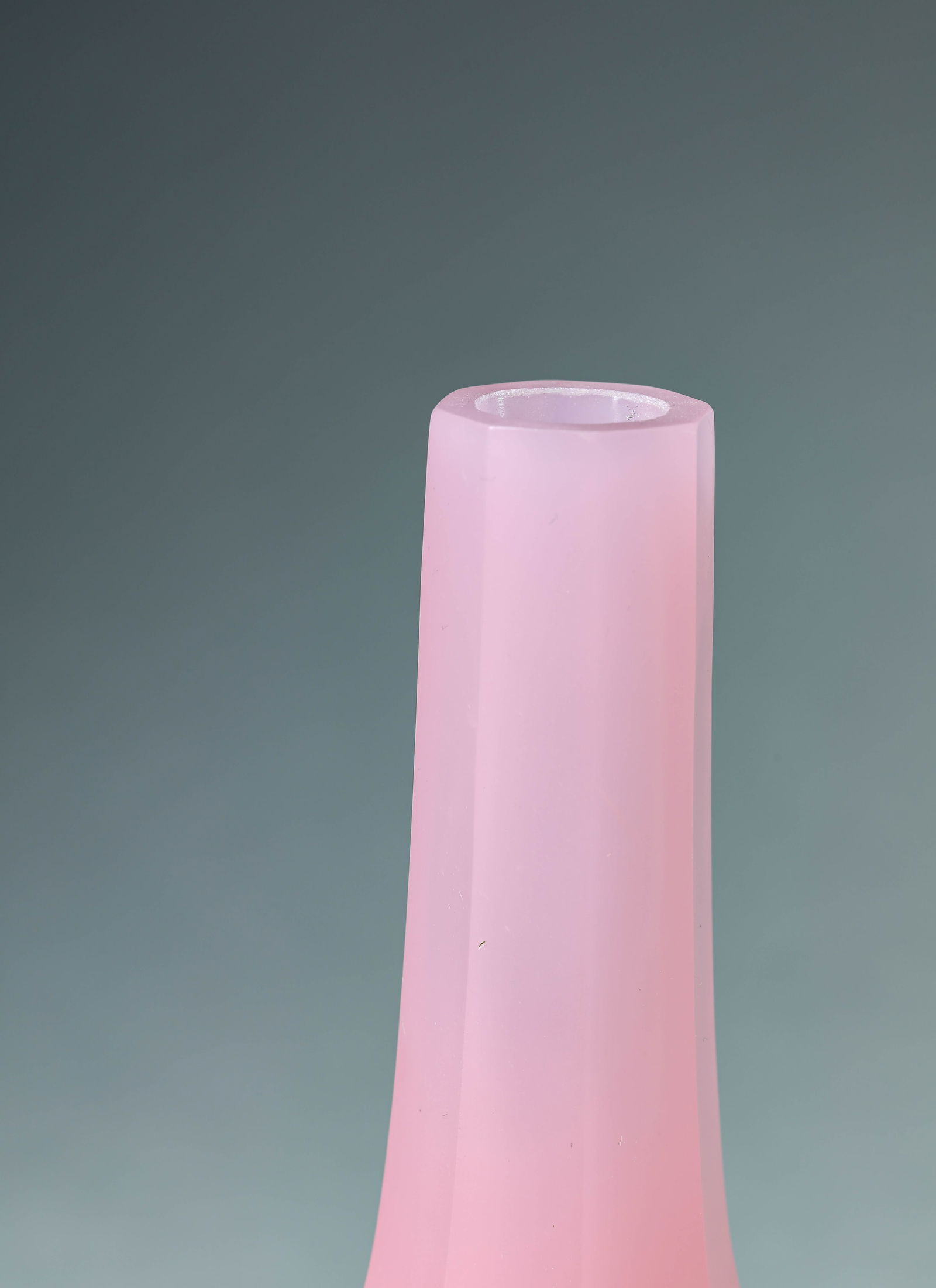 A GLASS 'HEXAGONAL' VASE - 3
