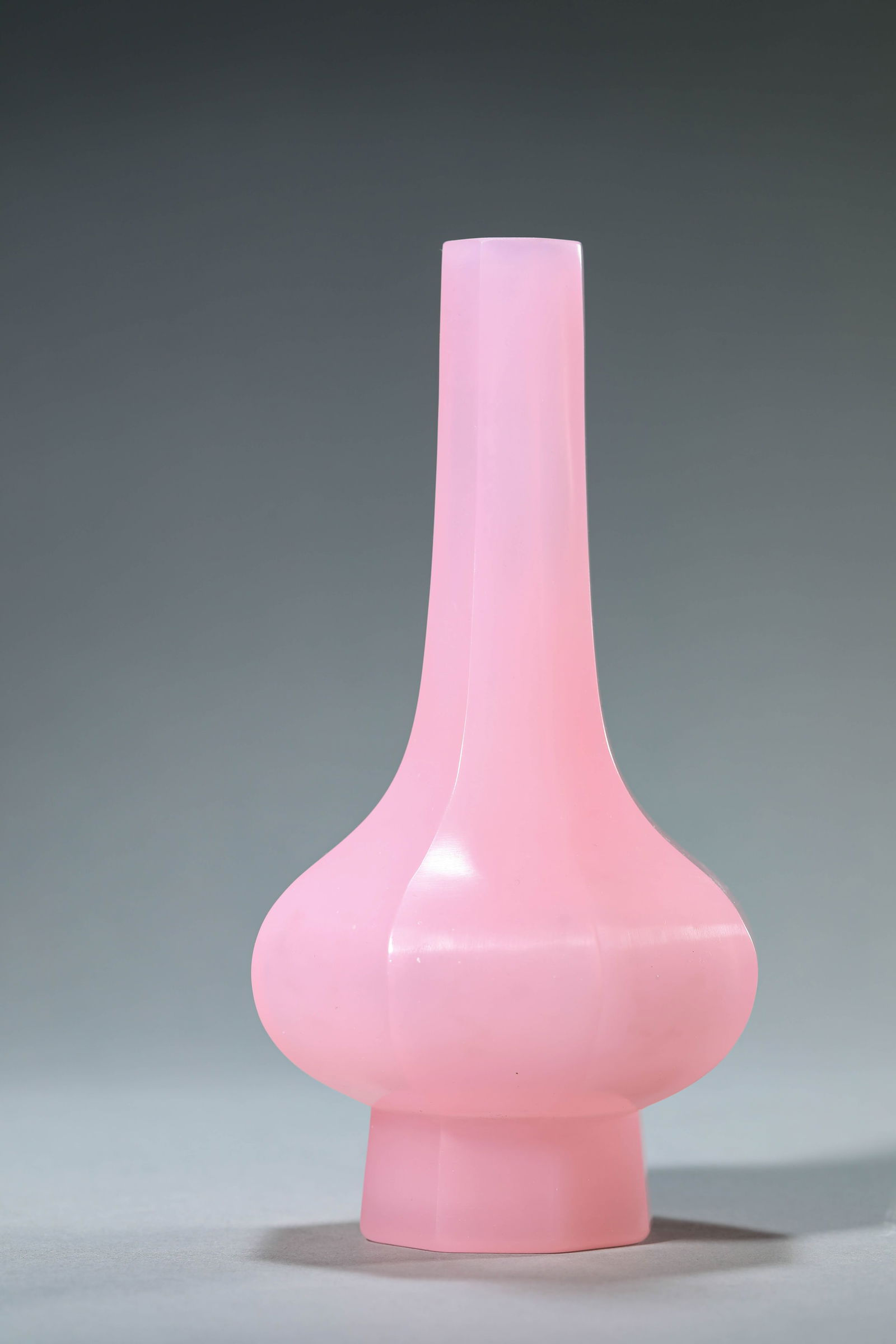 A GLASS 'HEXAGONAL' VASE - 4