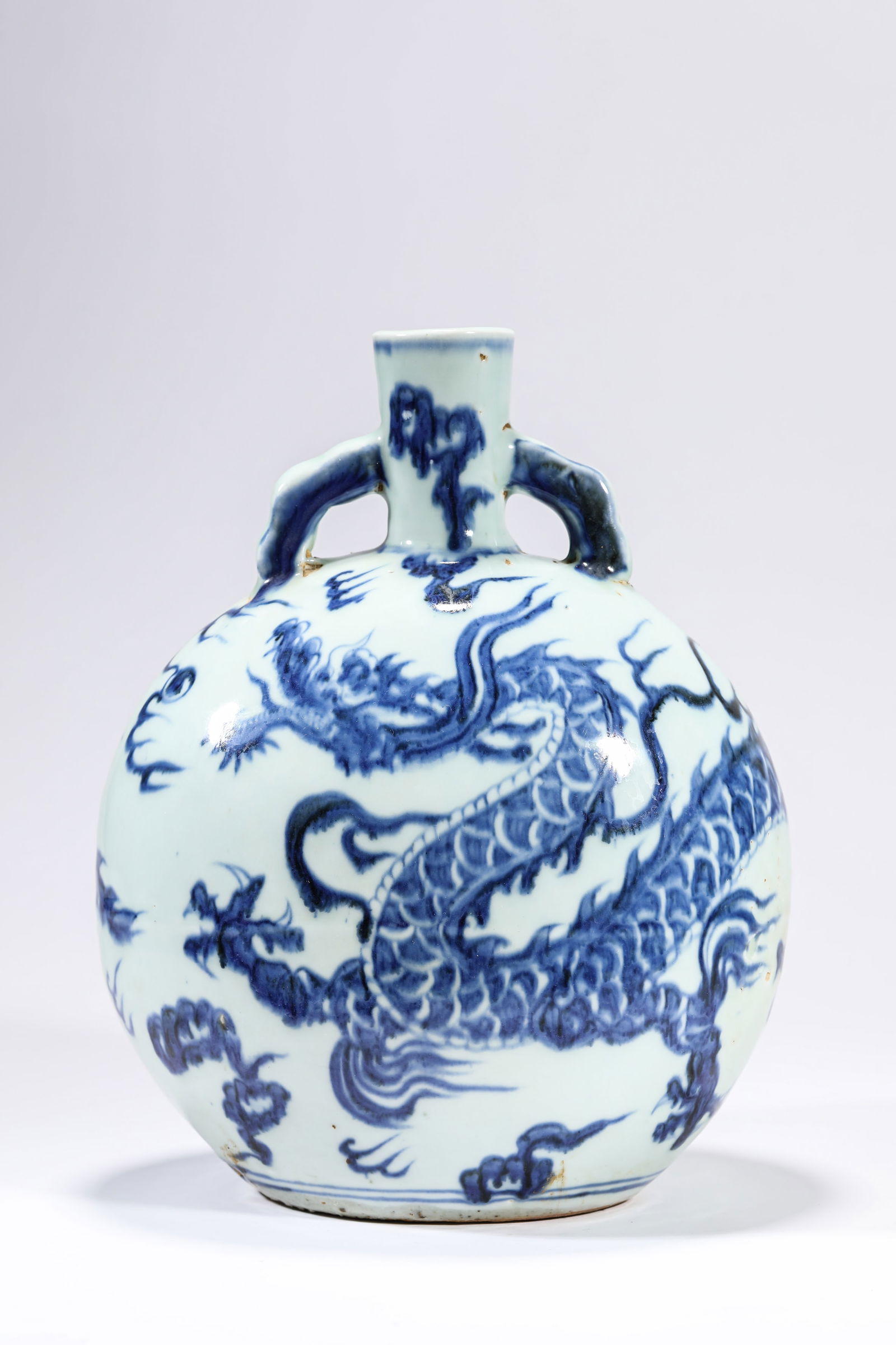 A BLUE AND WHITE 'DRAGON' 'MOONFLASK': A BLUE AND WHITE 'DRAGON' 'MOONFLASK' Dimensions: Length: 21.5 cm (8.46 in) x Width: 13.7 cm (5.39 in) x Height: 27.3 cm (10.75 in). All measurements are approximate.