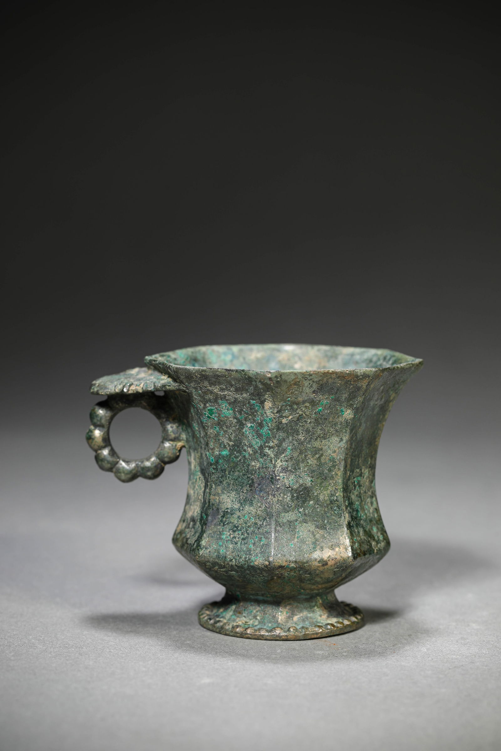 A SILVER CUP: A SILVER CUP Dimensions: Weight: 140g. Length: 8.3 cm (3.27 in) x Width: 6.3 cm (2.48 in) x Height: 6.3 cm (2.48 in). All measurements are approximate.