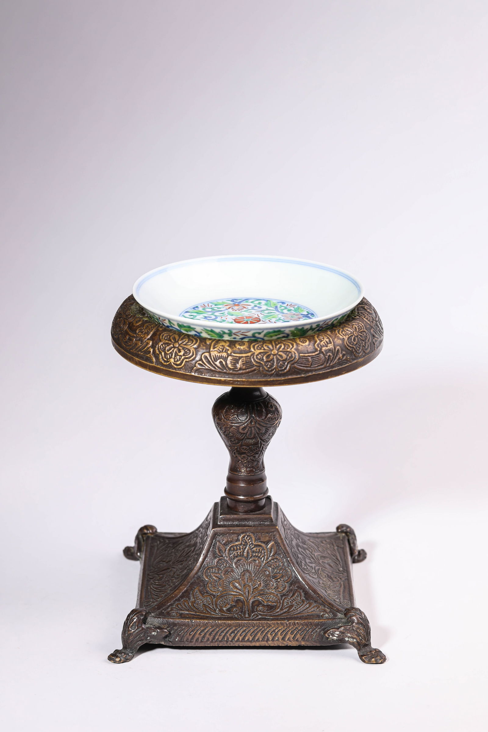 A DOUCAI 'INTERLOCKING FLORALS' DISH (1 of 6)