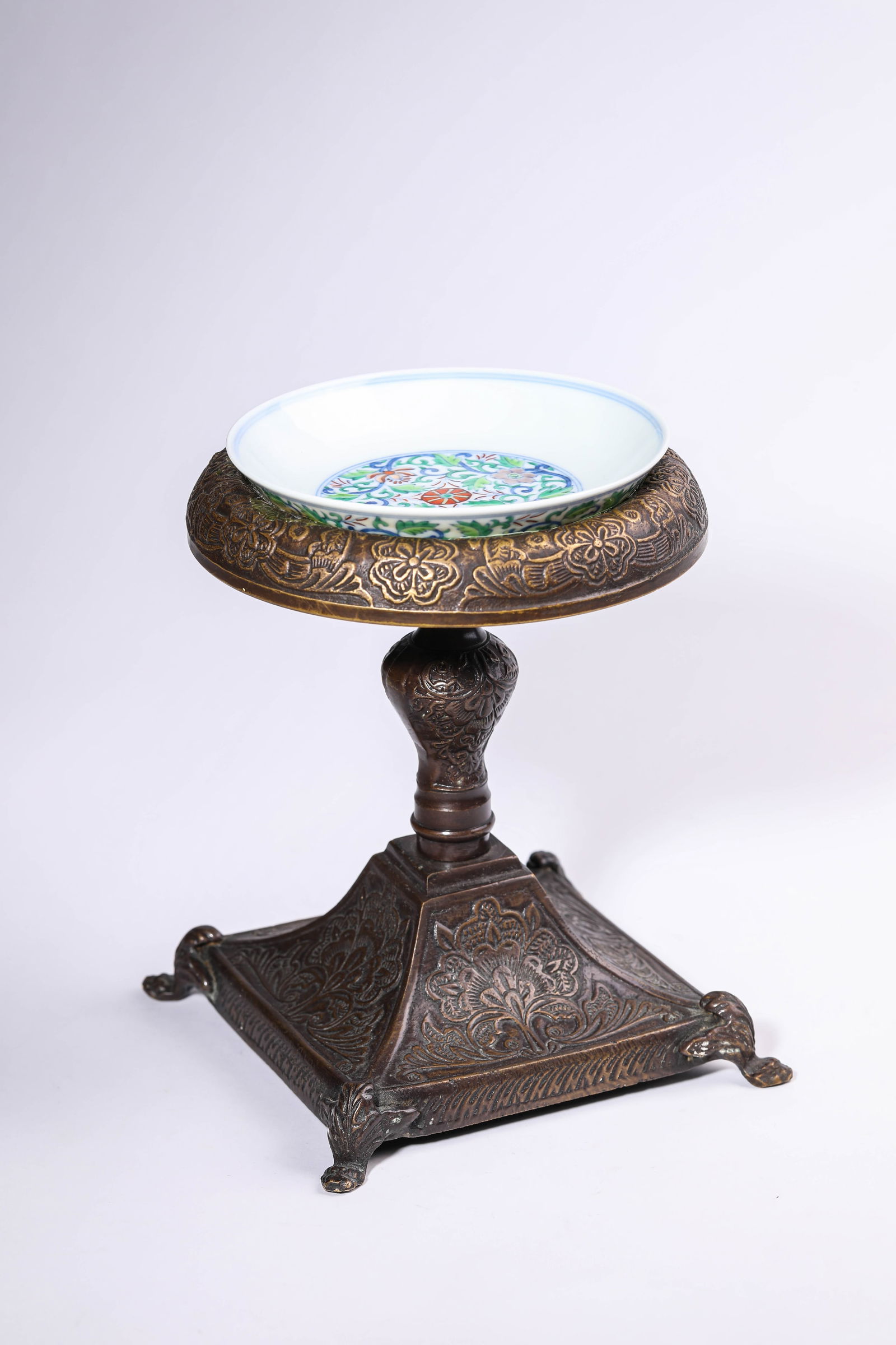 A DOUCAI 'INTERLOCKING FLORALS' DISH - 2