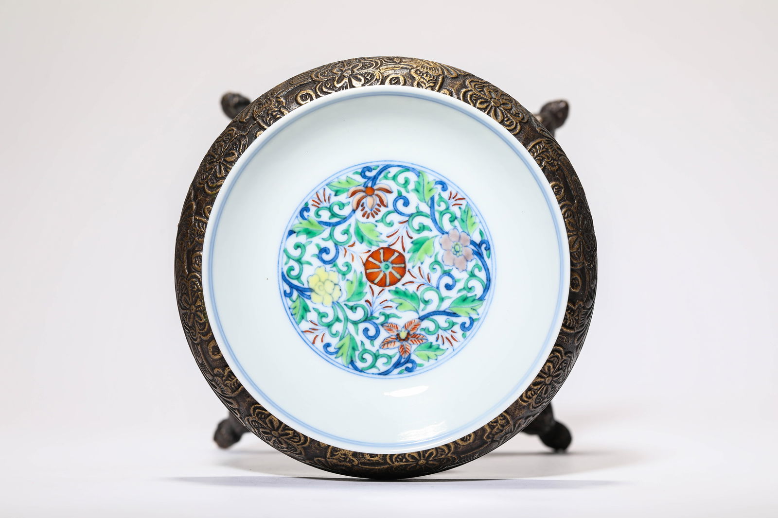 A DOUCAI 'INTERLOCKING FLORALS' DISH - 3