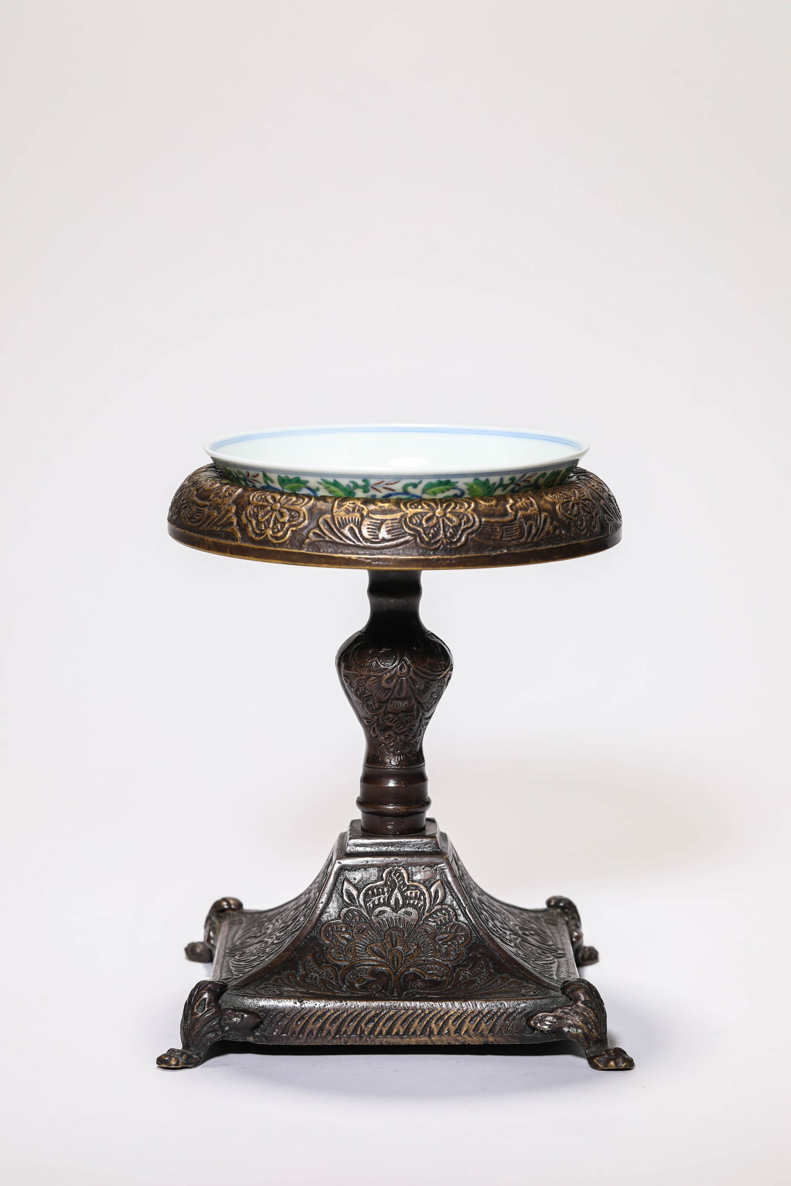 A DOUCAI 'INTERLOCKING FLORALS' DISH - 4