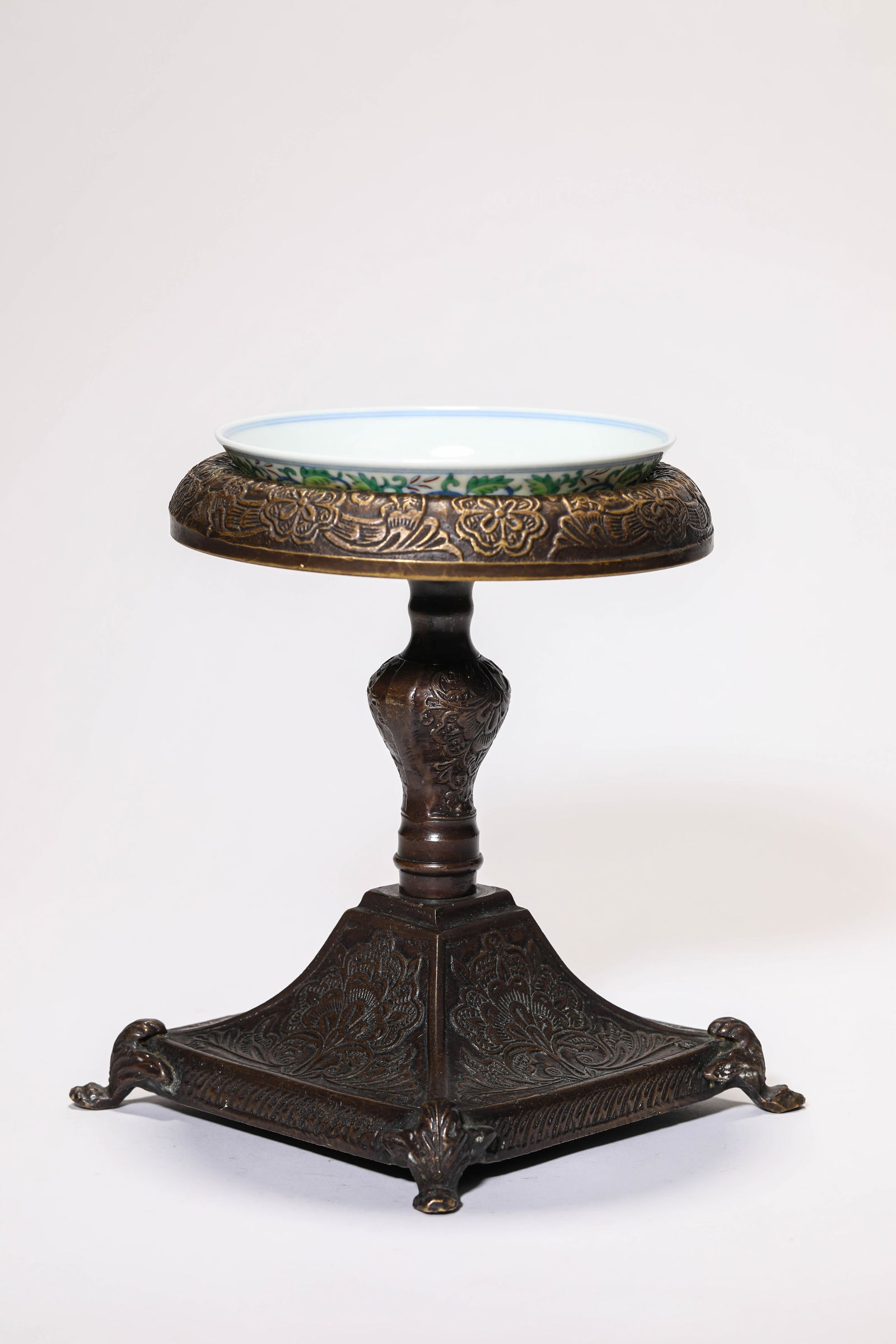 A DOUCAI 'INTERLOCKING FLORALS' DISH - 5