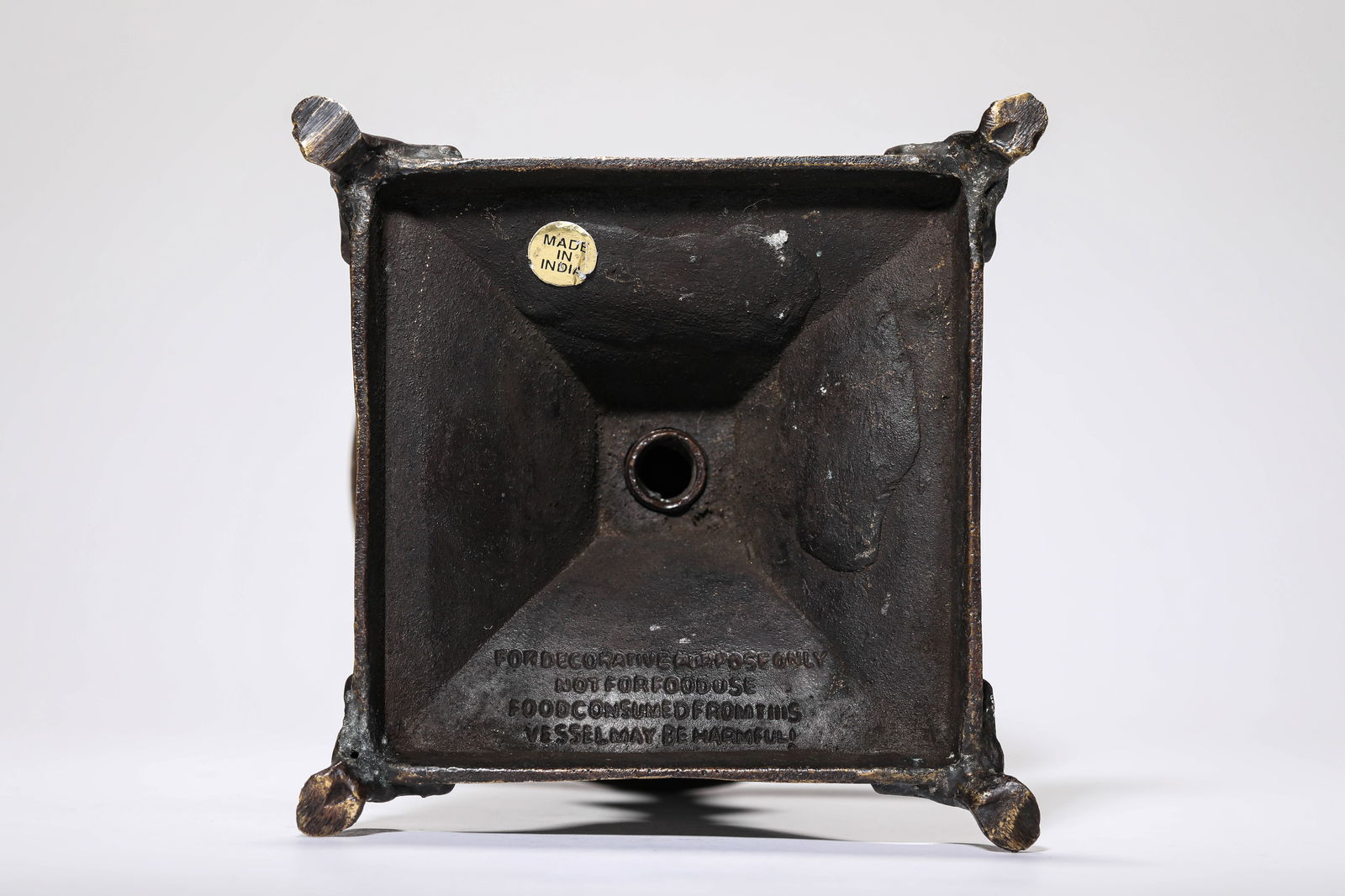 A DOUCAI 'INTERLOCKING FLORALS' DISH - 6