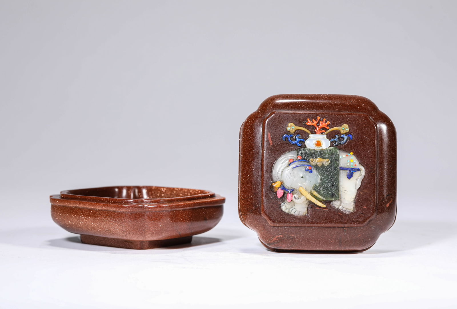 A GOLD-FLECKED GLASS 'GEM-INLAID' COVERED BOX (1 of 5)