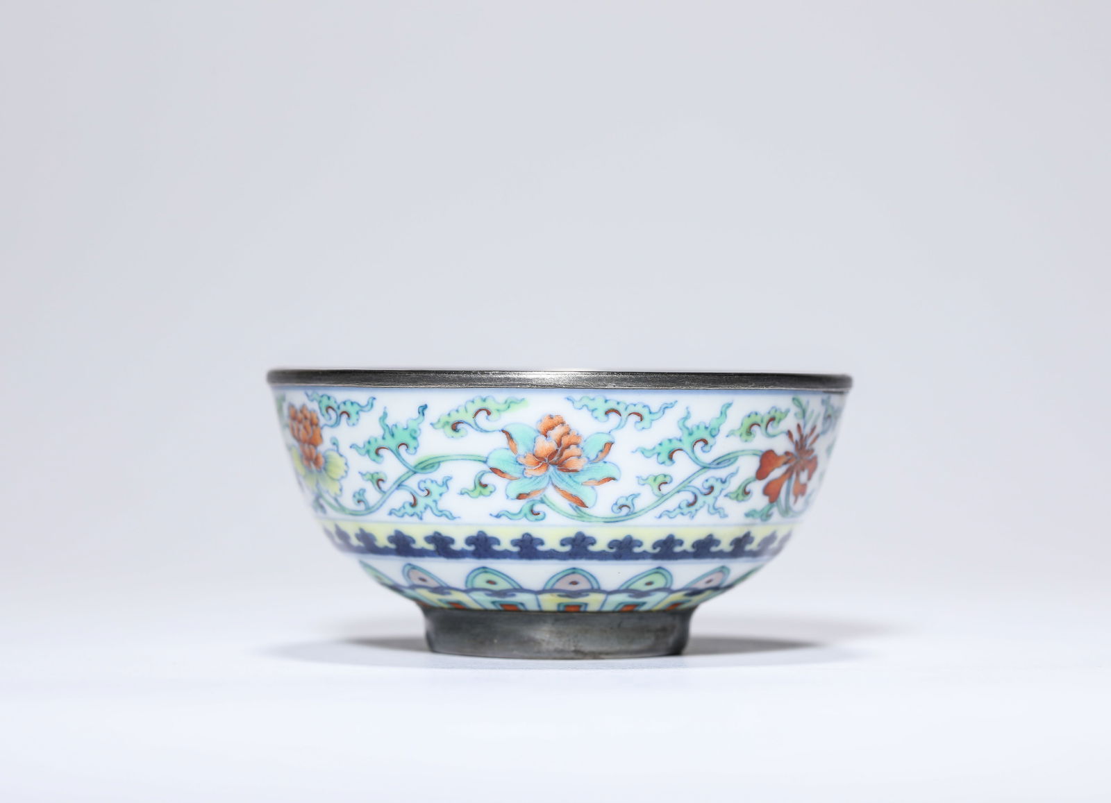 A DOUCAI 'FLORAL' CUP: A DOUCAI 'FLORAL' CUP Dimensions: Width: 7.4 cm (2.91 in) x Height: 3.9 cm (1.54 in). All measurements are approximate.