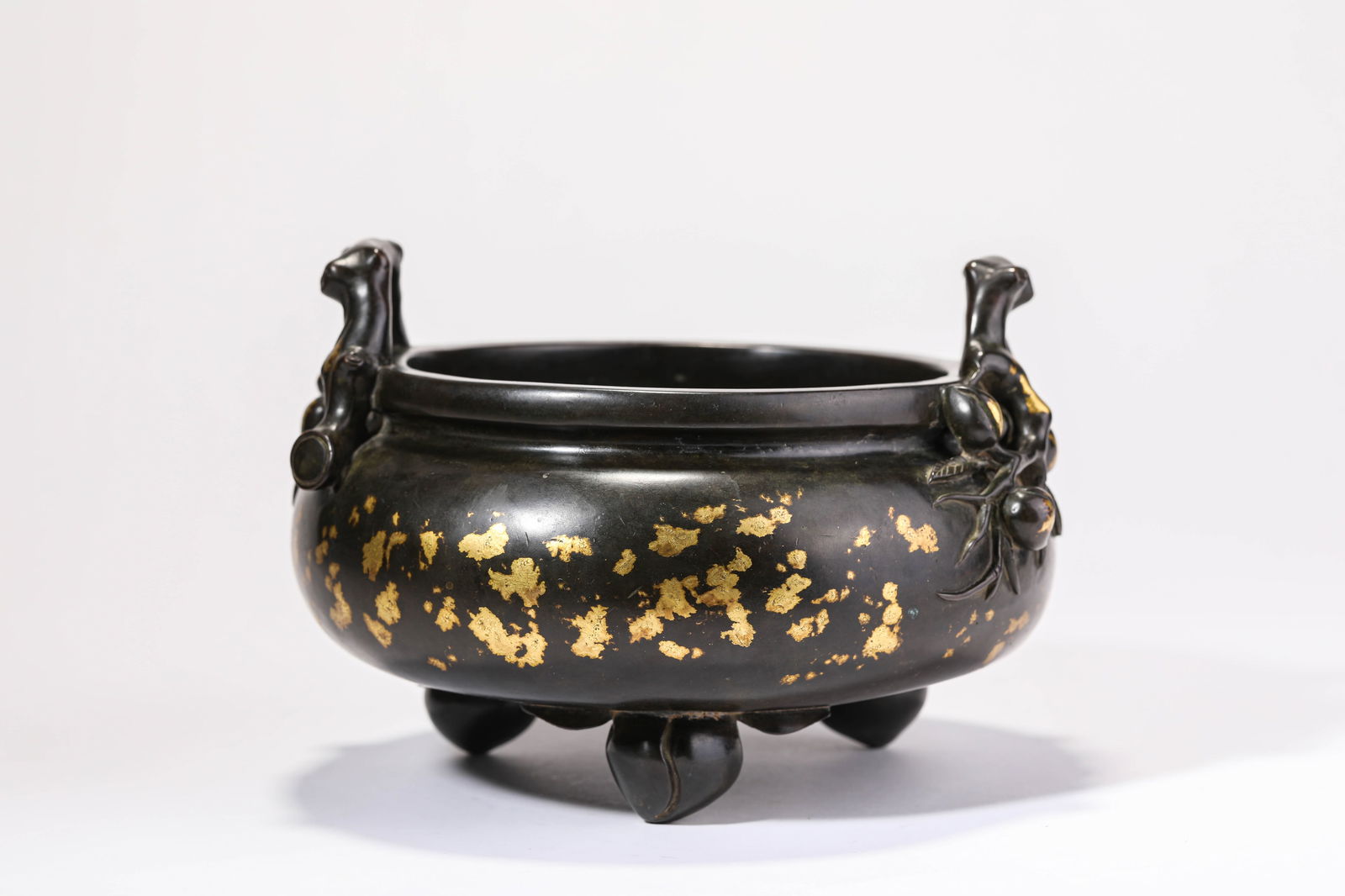 A BRONZE 'GOLD-SPECKLED' CENSER: A BRONZE 'GOLD-SPECKLED' CENSER Dimensions: Weight: 3900g. Length: 20.8 cm (8.19 in) x Width: 20.0 cm (7.87 in) x Height: 24.0 cm (9.45 in). All measurements are approximate.