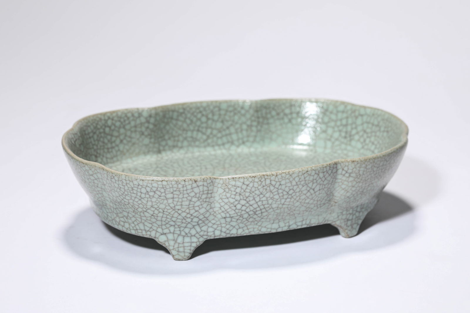 A GE-TYPE 'LOBED' BRUSH WASHER: A GE-TYPE 'LOBED' BRUSH WASHER Dimensions: Length: 23.5 cm (9.25 in) x Width: 16.2 cm (6.38 in) x Height: 6.3 cm (2.48 in). All measurements are approximate.