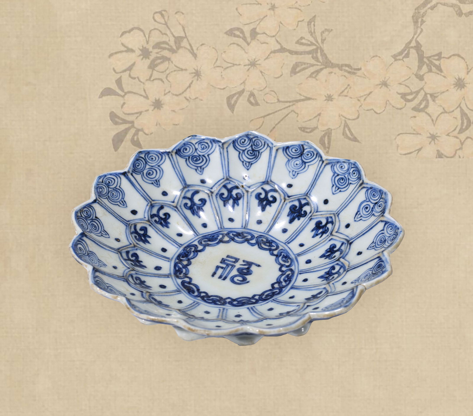 A BLUE AND WHITE 'BAT AND LOTUS' DISH: A BLUE AND WHITE 'BAT AND LOTUS' DISH Dimensions: Width: 18.8 cm (7.40 in) x Height: 3.2 cm (1.26 in). All measurements are approximate.