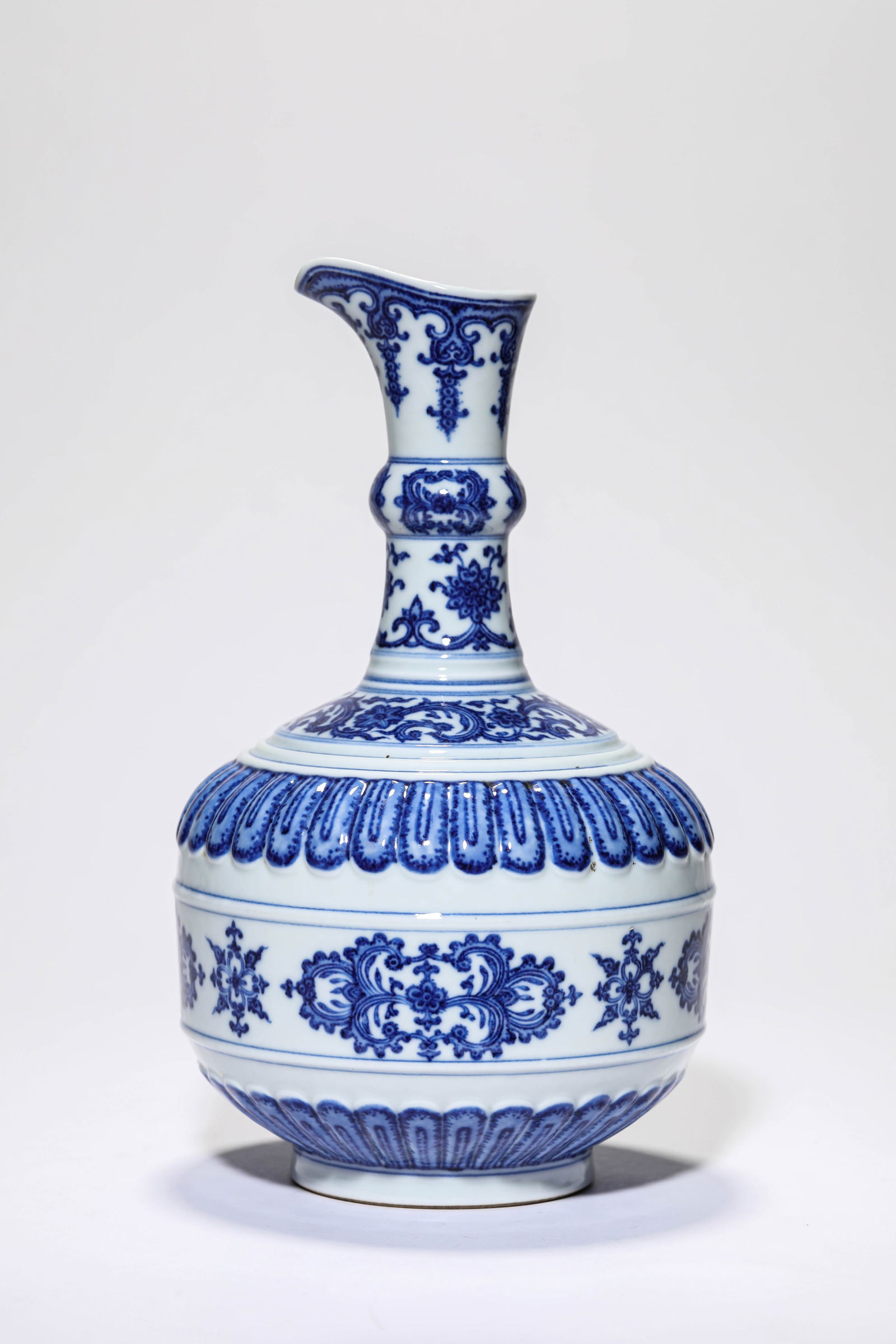 A BLUE AND WHITE 'FLORAL' SPRINKLER: A BLUE AND WHITE 'FLORAL' SPRINKLER Dimensions: Width: 15.3 cm (6.02 in) x Height: 25.5 cm (10.04 in). All measurements are approximate.